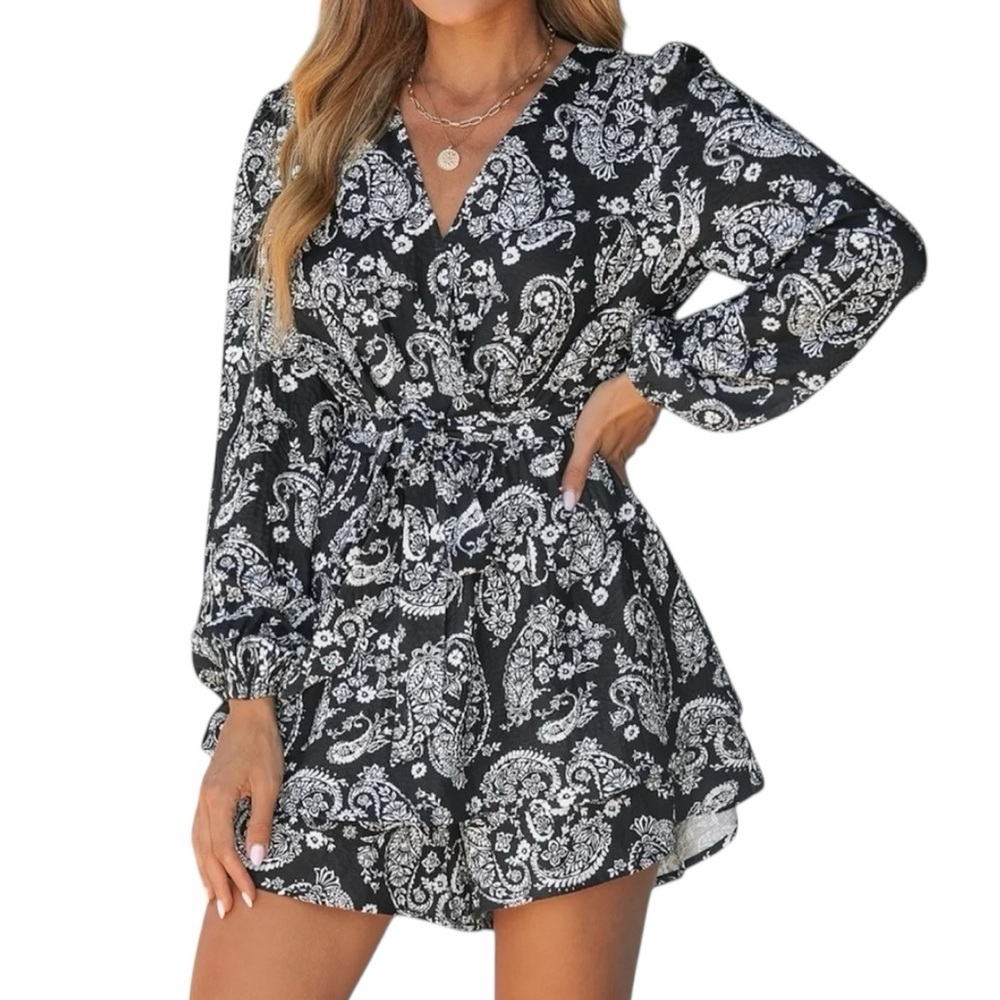 NWT CUPSHE Black & White Long Sleeve V-Neck Tie Waist Printed Romper Size Small